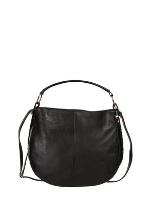 Sac à bandoulière en cuir noir texturé avec détail tressé sur le côté, sangle détachable, et petite étiquette drapeau italien sur l'anneau d'attache.