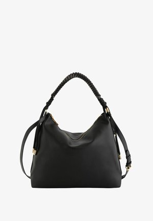 Bolso de mano de cuero negro con asa trenzada, cremallera dorada y correa de hombro ajustable sobre fondo blanco.