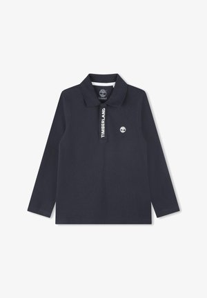 Granatowa polo z długim rękawem, kołnierzykiem, logo Timberland na piersi oraz napisem Timberland na listwie z guzikami.
