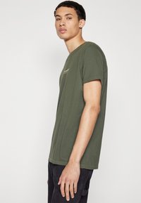 Kaotiko AZTEC UNISEX - Tričko s potlačou - army