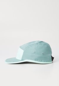 Lyseblå og mintgrønn fempanel cap med ventilasjonsøyer og justerbart svart reim på hvit bakgrunn.