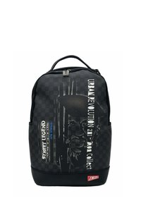Zaino nero con un motivo a scacchi, caratterizzato da stampe grafiche e testo. Materiale testurizzato con chiusura a zip e manico robusto.