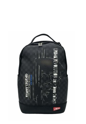 Zaino nero con un motivo a scacchi, caratterizzato da stampe grafiche e testo. Materiale testurizzato con chiusura a zip e manico robusto.
