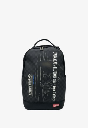 Zaino nero con un motivo a scacchi, caratterizzato da stampe grafiche e testo. Materiale testurizzato con chiusura a zip e manico robusto.