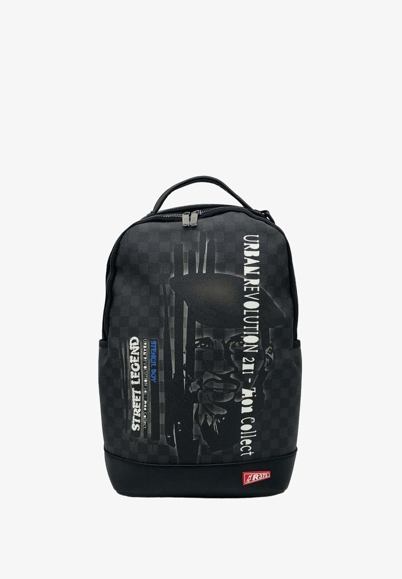 Zaino nero con un motivo a scacchi, caratterizzato da stampe grafiche e testo. Materiale testurizzato con chiusura a zip e manico robusto.