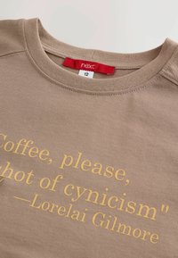 REGULAR FIT AUTUMNAL COFFEE GILMORE LICENSE SHORT SLEEVE  - Tričko s potlačou - chocolate brown