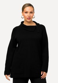 Schwarzer, strukturierter Pullover mit weitem Kragen und Reißverschluss. Enthält zwei Fronttaschen und lange Ärmel, entworfen für eine lässige Passform.