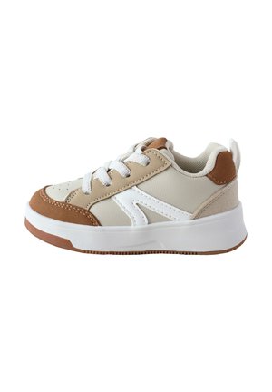 Sneaker z beżową cholewką ze skóry, brązowymi zamszowymi dodatkami, białymi sznurowadłami i gumową podeszwą. Projekt zawiera perforacje i kontrastujące paski.