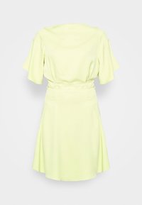 Vestido amarillo claro con falda acampanada, mangas cortas y cintura ceñida con cinturón. Tejido suave con un diseño simple y limpio.