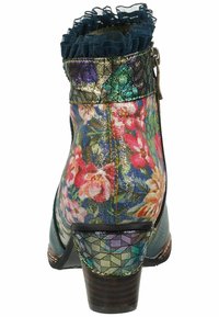 Stivali alla caviglia floreali multicolori con una tomaia blu texturizzata, colletto navy a volant e dettagli riflettenti sul tacco geometrico. Chiusura con zip laterale.