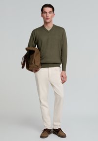 Scalpers V NECK - Strickpullover - olive