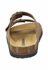 Braune Wildledersandale mit verstellbarem Riemen, Korkfußbett und schwarzer Gummisohle. Flaches Design, offener Rücken und abgerundete Zehenpartie. Leichtes Material.