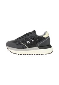 Sneaker grigia realizzata con una combinazione di pelle scamosciata e materiale scintillante, con dettagli bianchi, suola testurizzata e logo sui lati.