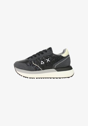 Sneaker grigia realizzata con una combinazione di pelle scamosciata e materiale scintillante, con dettagli bianchi, suola testurizzata e logo sui lati.
