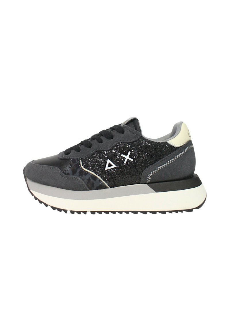 Sneaker grigia realizzata con una combinazione di pelle scamosciata e materiale scintillante, con dettagli bianchi, suola testurizzata e logo sui lati.