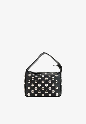 Zwart leren handtasje met korte handgreep, versierd met gelijkmatig geplaatste grote ronde zilveren studs aan de voorkant en zijkanten, ritssluiting bovenop.
