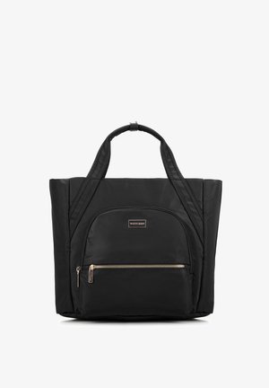 Zwarte tote bag van nylon met een gladde textuur, voorzien van een voorvak met rits en dubbele handvatten bovenaan. Gouden hardware-accenten zijn aanwezig.