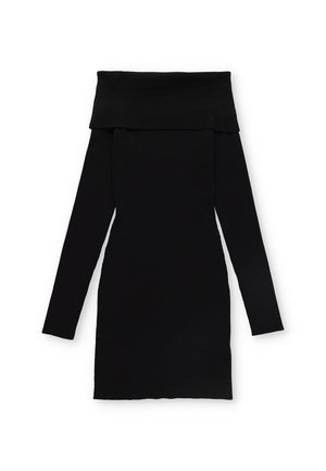 Vestido de punto negro con hombros al descubierto y mangas largas, que presenta una textura acanalada y una silueta ajustada hasta la mitad del muslo.