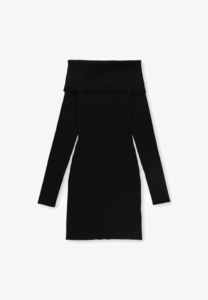 Vestido de punto negro con hombros al descubierto y mangas largas, que presenta una textura acanalada y una silueta ajustada hasta la mitad del muslo.