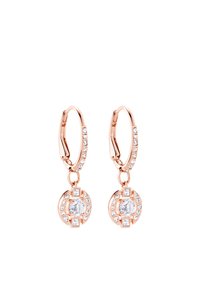 Gli orecchini a cerchio in oro rosa presentano gemme trasparenti in un design circolare, accentuate da pietre quadrate più piccole e una finitura lucida.