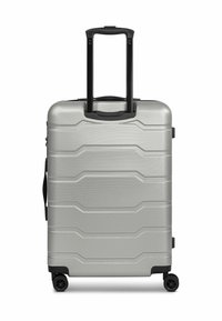 Maleta rígida plateada con una superficie texturizada, ranuras horizontales, asa extensible negra y cuatro ruedas negras.