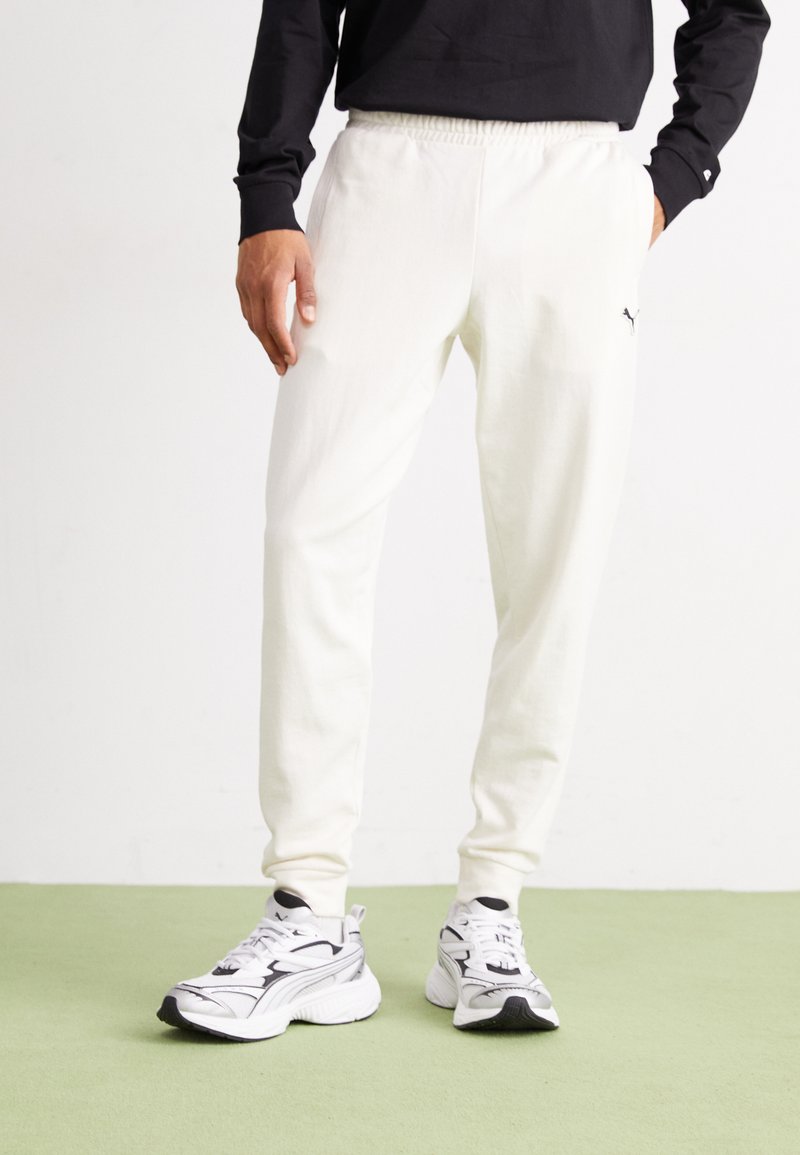 Puma - BETTER ESSENTIALS - Jogginghose - off-white, Vergrößern