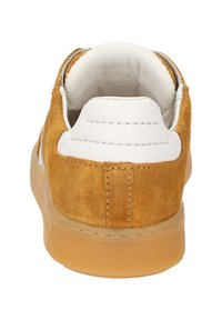 Braune Wildledersneaker mit einem weißen Lederkragen und beiger Gummisohle, ausgestattet mit Nahtdetails und einer strukturierten Fersenverstärkung.