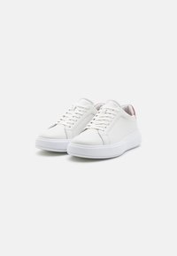 Calvin Klein LACE UP - Sneaker low - white/apple butter