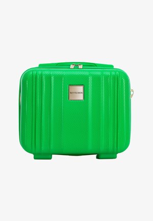 Zelený, texturovaný tvrdý kufr s vertikálními rýhami, kovovými prvky a logem na přední straně. Uzávěr na zip nahoře.