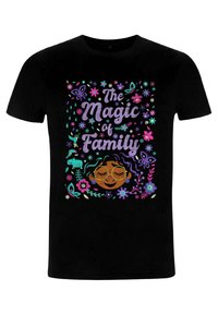 Sort T-shirt med et farverigt grafisk tryk, der viser teksten "Families Magi", omringet af blomster og et smilende ansigt med lukkede øjne.