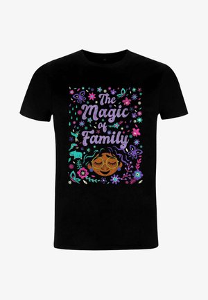 Sort T-shirt med et farverigt grafisk tryk, der viser teksten "Families Magi", omringet af blomster og et smilende ansigt med lukkede øjne.