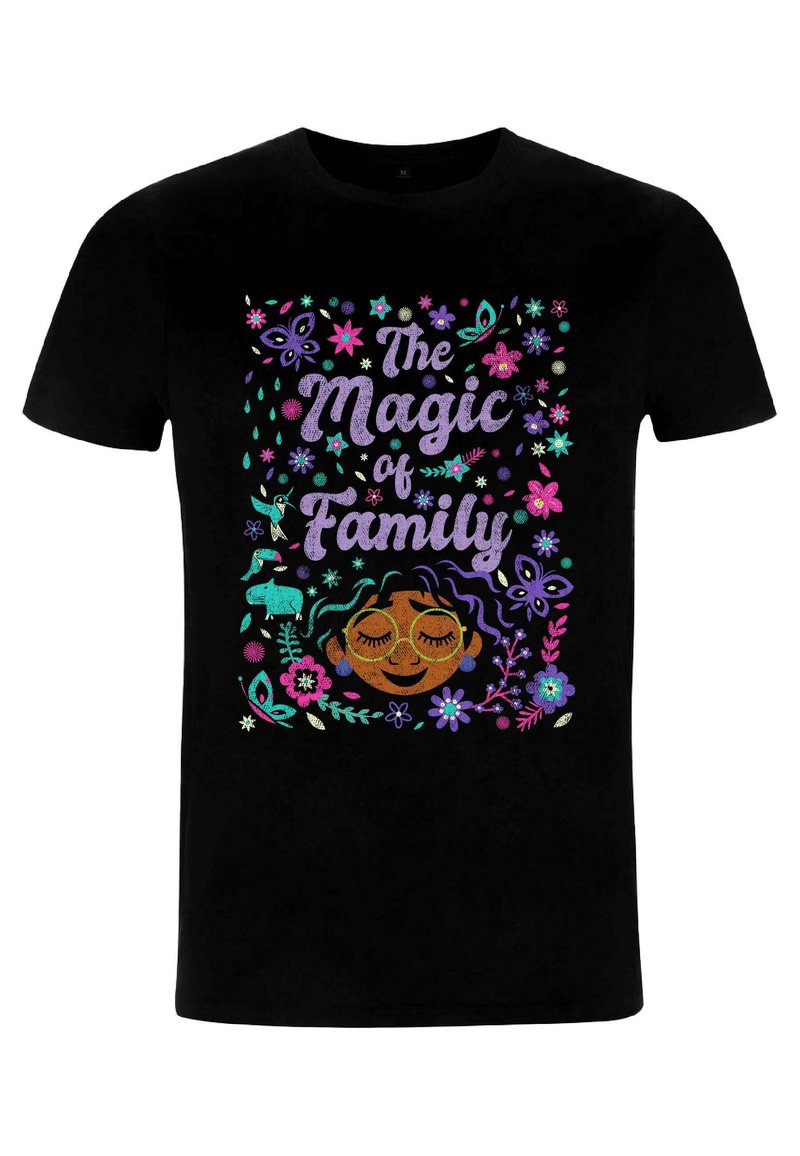 Sort T-shirt med et farverigt grafisk tryk, der viser teksten "Families Magi", omringet af blomster og et smilende ansigt med lukkede øjne.
