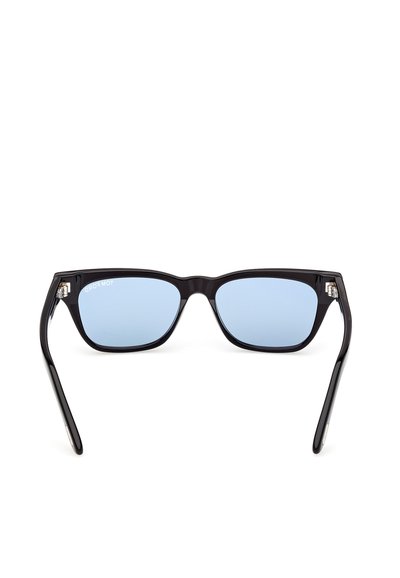 Ochelari de soare negri cu lentile albastre, formă rectangulară și cadru din plastic lucios. Prezintă o branding subtil pe brațul interior.