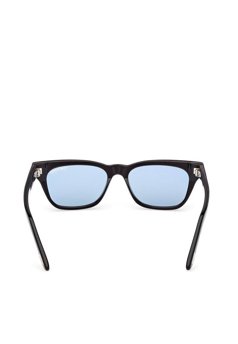 Zwarte zonnebril met blauwe glazen, rechthoekige vorm en een glanzend plastic frame. Bevat subtiele branding op de binnenarm.