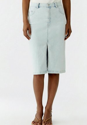 Hellblauer knielanger Jeansrock mit Frontschlitz, vorderen Taschen und geflochtenen Gürtelschlaufen, getragen zu beige offenen Absätzen.