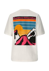 Weißes T-Shirt mit farbenfroher Grafik von Bergen, Sonne und Streifen in Blau, Orange, Pink und Schwarz, mit dem Text „OutdoorAttendee“ oben.