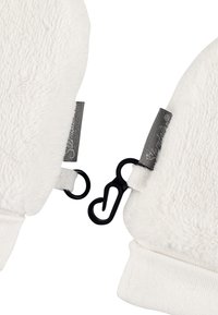 Weiße Fleece-Handschuhe mit grauen Stoffetiketten und schwarzen Hardware-Haken zur Befestigung. Weicher Stoff und abgerundete Form für einen guten Sitz der Hände.