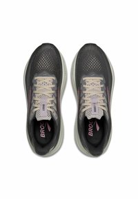 Baskets de course grises avec un dessus en mesh, accents rose clair, lacets plats et semelle rembourrée avec une légère courbure. Nom de la marque visible.