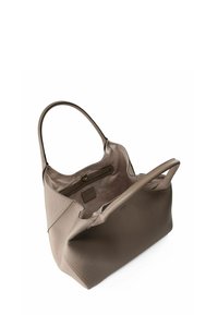 Beżowa skórzana torba na ramię o gładkiej fakturze, z dwoma uchwytami i otwartym szczytem. Wnętrze zawiera kieszeń na zamek oraz metkę z logo.