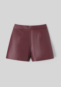 Shorts en cuir bordeaux avec une texture lisse, dotés d'une taille ajustée et de deux poches avant. Design court et ajusté.