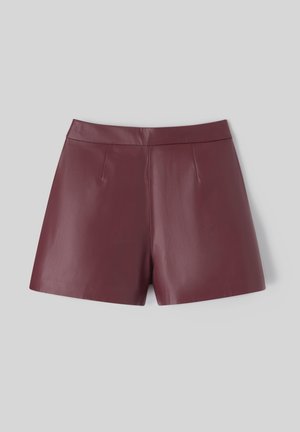 Shorts en cuir bordeaux avec une texture lisse, dotés d'une taille ajustée et de deux poches avant. Design court et ajusté.