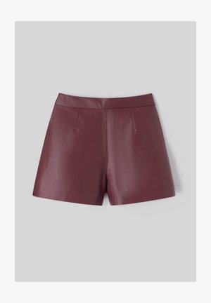 Shorts en cuir bordeaux avec une texture lisse, dotés d'une taille ajustée et de deux poches avant. Design court et ajusté.
