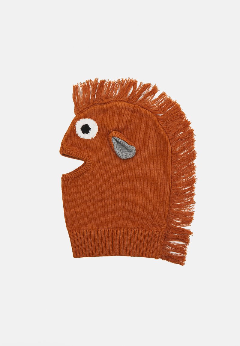 Orange Strickmütze in Fischform, mit einer Fransenmähne, großem Auge und grauen Ohrdetails. Gerippter Rand für eine gute Passform.