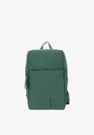 Sac à dos en tissu vert avec une surface texturée, une poche avant zippée et une poignée supérieure. Comprend des bretelles réglables et des éléments de design minimalistes.