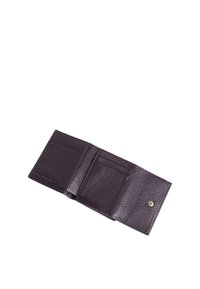 Portafoglio tri-fold in pelle marrone scuro texture, aperto e con diversi scomparti per carte e una tasca per le monete con bottone a scatto.