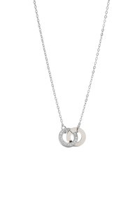 Srebrny naszyjnik z łańcuszkiem z dwoma połączonymi okrągłymi wisiorkami; jeden gładki, a drugi ozdobiony małymi błyszczącymi kryształami.