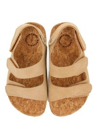 Sandalias beige con plantillas de corcho, que cuentan con tres correas de Velcro ajustables. Parte superior de cuero suave con detalles de costura y una textura blanda.