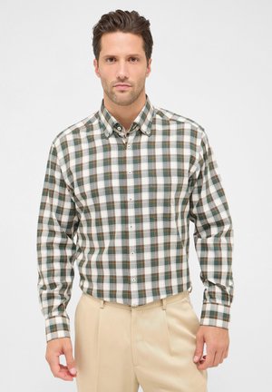 Een knoopshirt met een geruit patroon in groen, bruin en wit. Gemaakt van stof met een zachte textuur en een klassieke kraagontwerp.