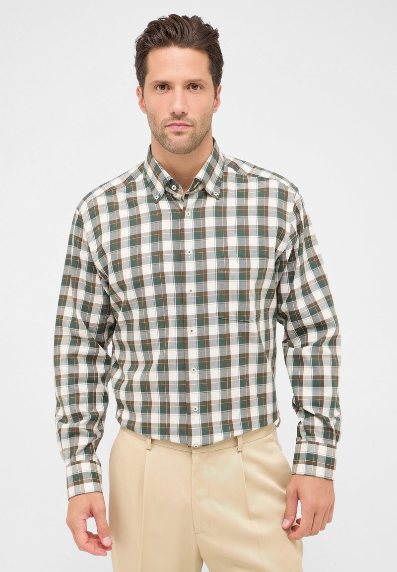 Camicia con bottoni caratterizzata da un motivo a quadri verde, marrone e bianco. Realizzata in tessuto con una texture liscia e un design del colletto classico.