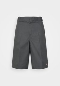 Pantaloni corti grigi con taglio dritto e frontale piatto, dotati di passante per cintura in vita e tasche laterali. Accentazione del logo discreta sulla gamba.